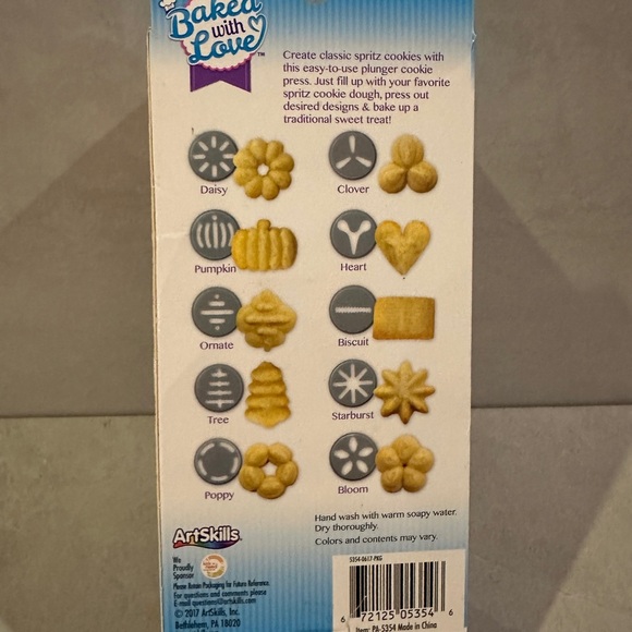 NIB Baked With Love Simple Cookie Press With 10 Different Spritz Cookie Designs - Picture 2 of 2